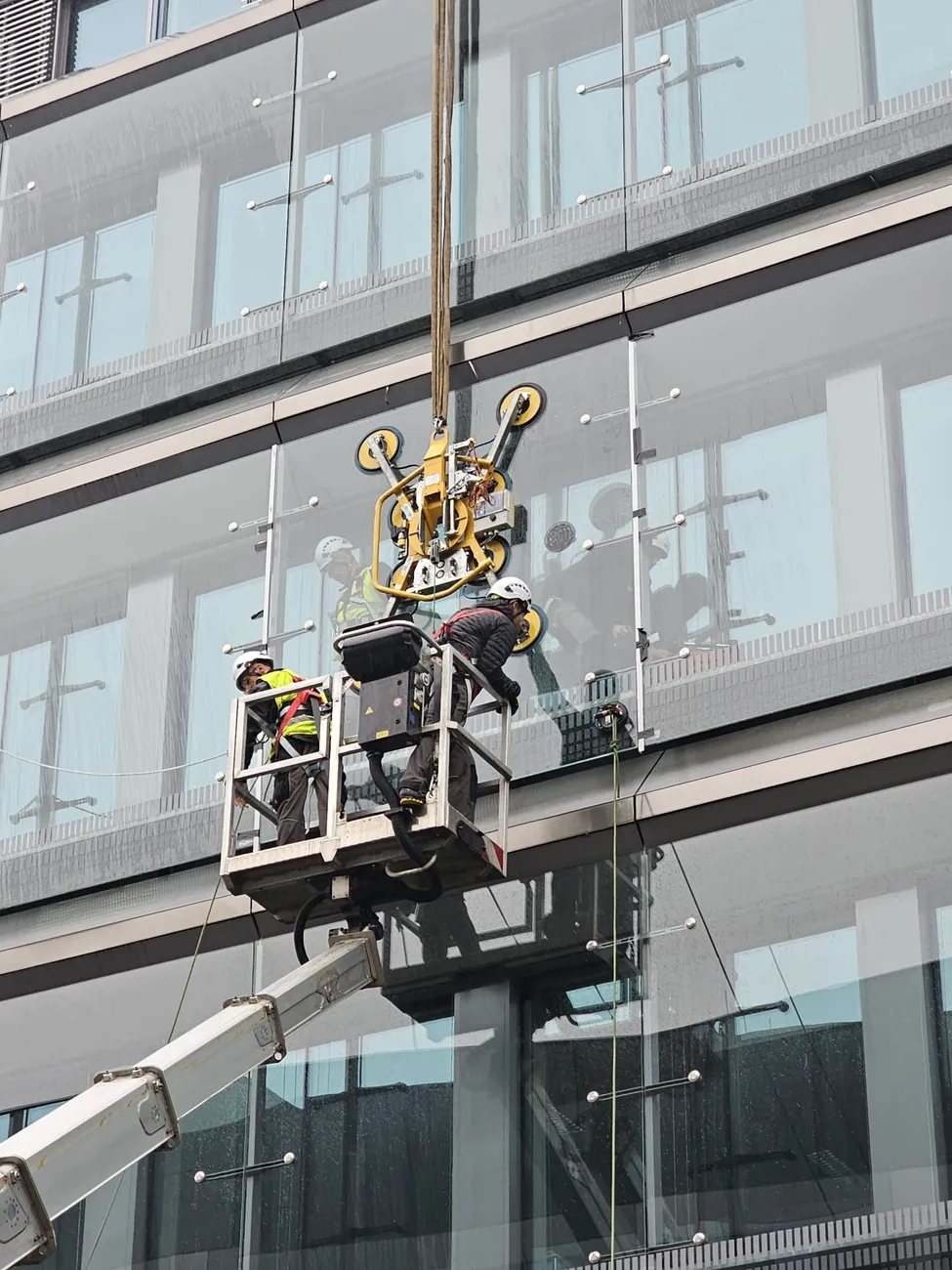 Pose d'un vitrage de façade à la nacelle avec ventouse à dépression — chantier Vitralux Bradtke Luxembourg