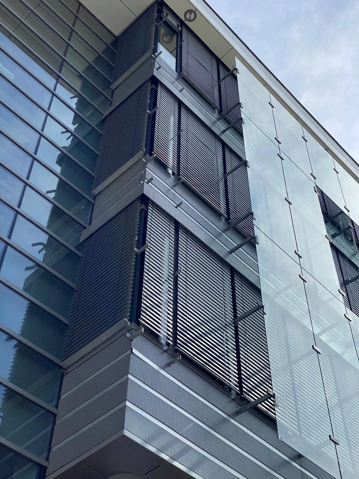 Façade vitrée à louvres du Complexe K2 Kirchberg — vitrages VSG contrôle solaire au Luxembourg — Vitralux Bradtke