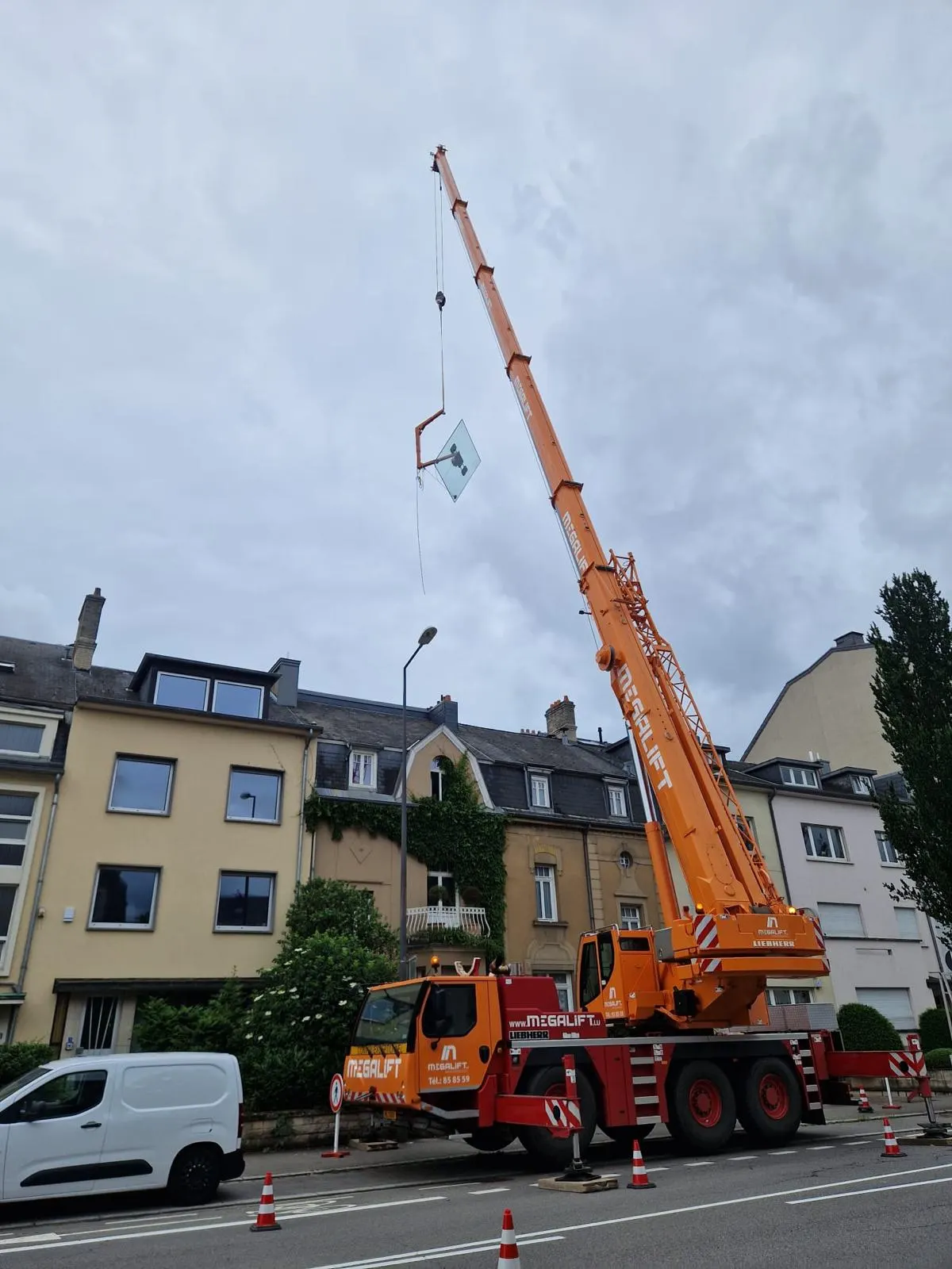 Remplacement de vitrage de façade en hauteur à la grue — accès difficile — Vitralux Bradtke Luxembourg